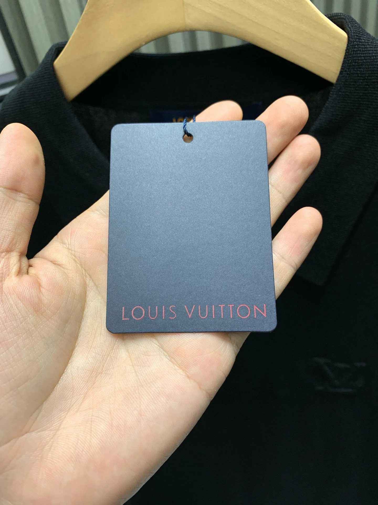 🅿️270 🀄️ Louis Vuitton LOUIS VUITTON polo collar embroidered logo short-sleeved polo shirt. Customized fine-needle 14-gauge woolen fabric. Comfortable and breathable. Stiff and stylish. The iconic logo embellishes the front. Sublimated by combining the logo sweater with the shirt. The three-dimensional silhouette optimizes body proportions. It has a slimming temperament. Fashionable and versatile. Uses embossed three-dimensional logo embroidery. Decorative technology that combines embossed and embroidery techniques. Increase the layering and three-dimensionality of the pattern. Three-dimensional seams are used. It uses a specific sewing method at the seams to make the clothes more three-dimensional and fit the body. The workmanship is cumbersome and complicated. The neckline and armpit sleeves are narrowed by a sewing machine. The edge is exposed and the jacquard effect is formed. The prominent pattern formed on the fabric through a specific weaving process adds visual effects and is neat and orderly.